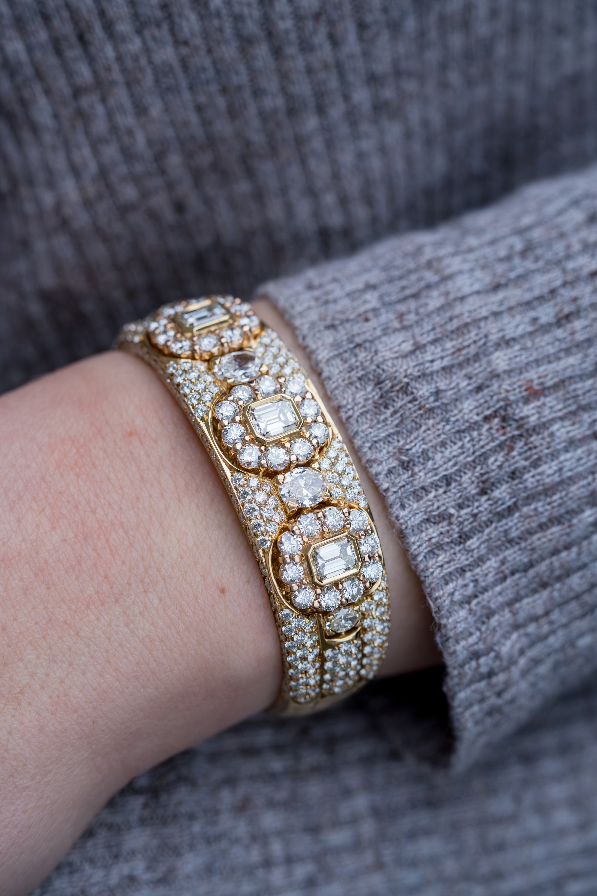 Emerald, Oval & Brilliant-Cut Diamond Bangle Bracelet | 18k Yellow Gold