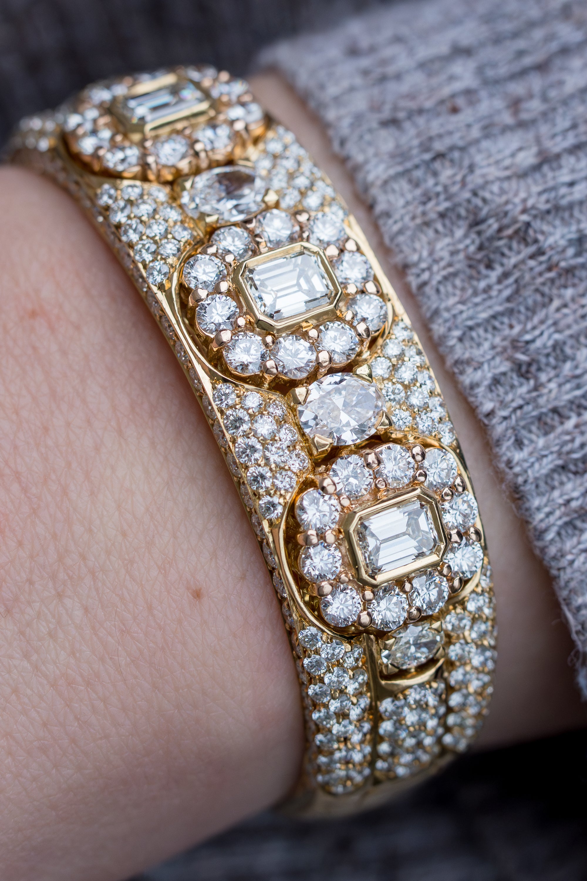 Emerald, Oval & Brilliant-Cut Diamond Bangle Bracelet | 18k Yellow Gold