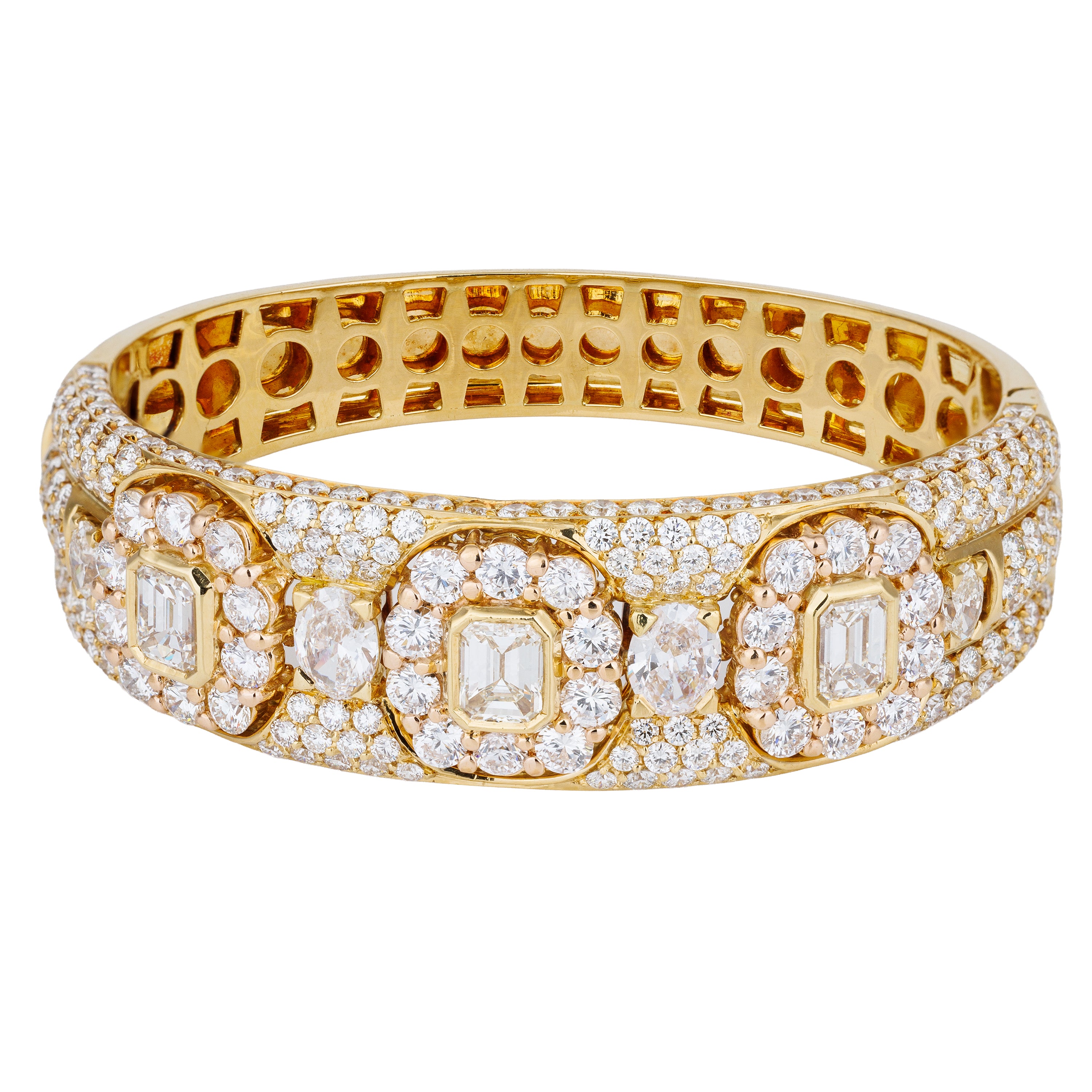 Emerald, Oval & Brilliant-Cut Diamond Bangle Bracelet | 18k Yellow Gold