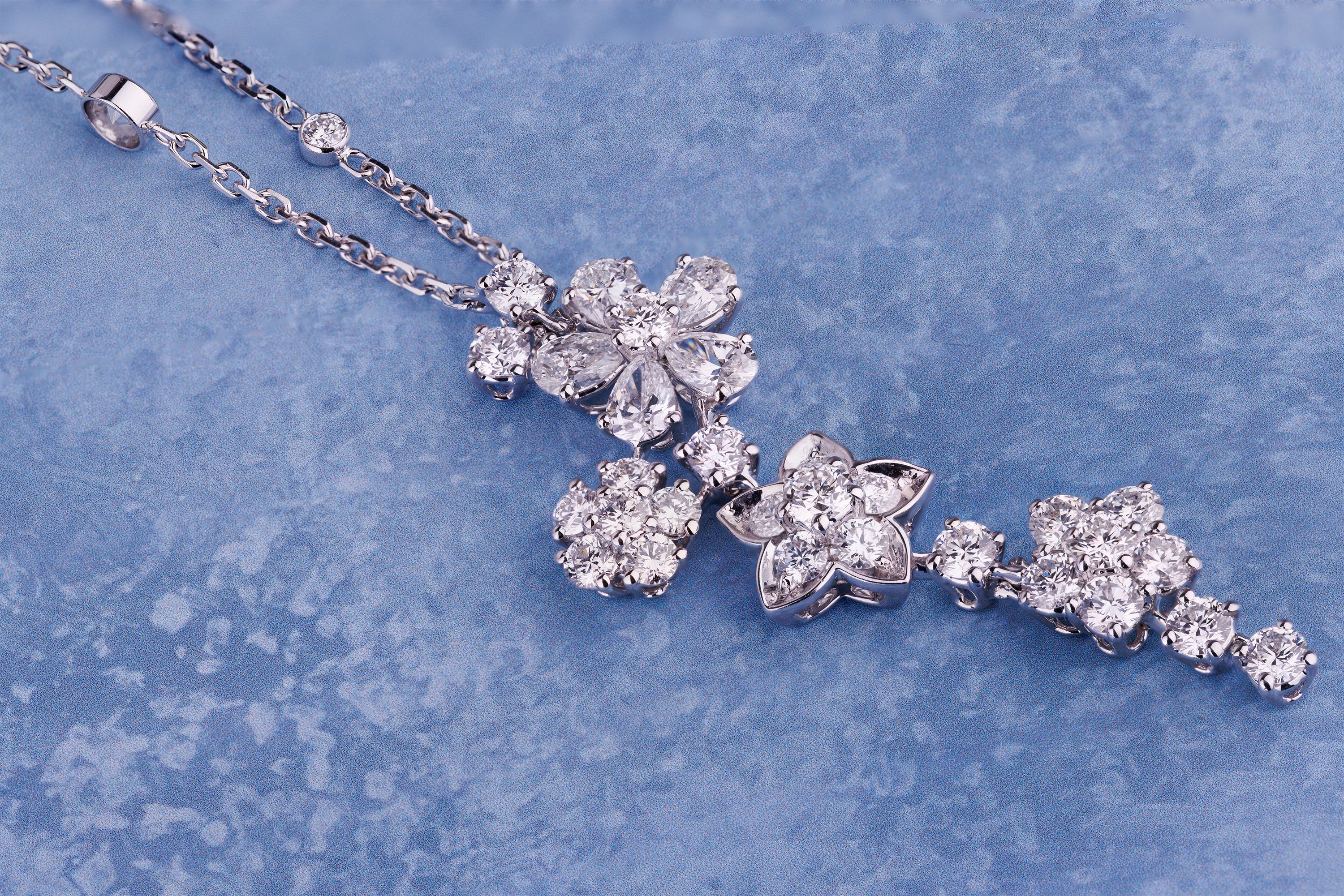 Van Cleef & Arpels 'Foile des Prés' Pendant Necklace | REF. VCARP05K00 | Round, Pear and Marquise Diamonds | 18k White Gold | Box & Papers | 2022