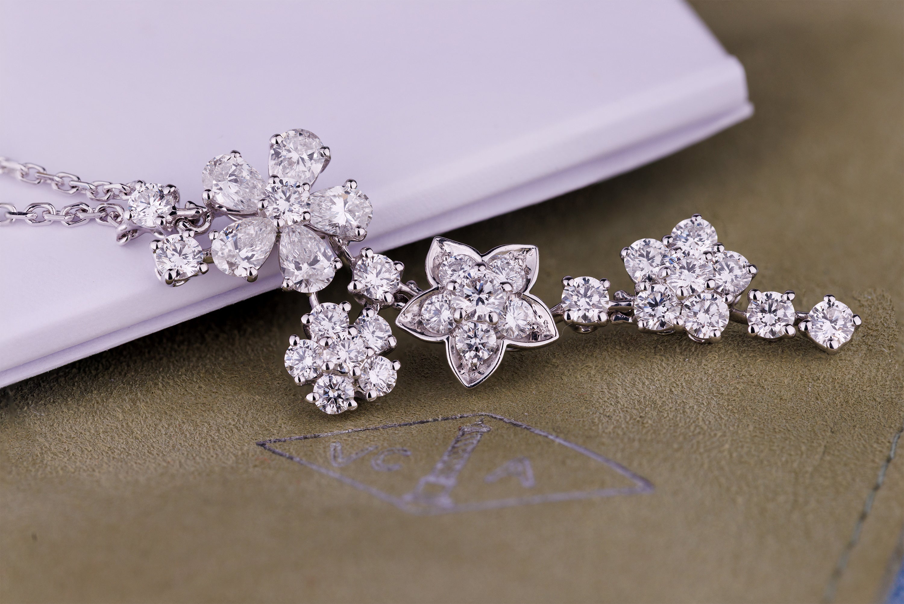 Van Cleef & Arpels 'Foile des Prés' Pendant Necklace | REF. VCARP05K00 | Round, Pear and Marquise Diamonds | 18k White Gold | Box & Papers | 2022