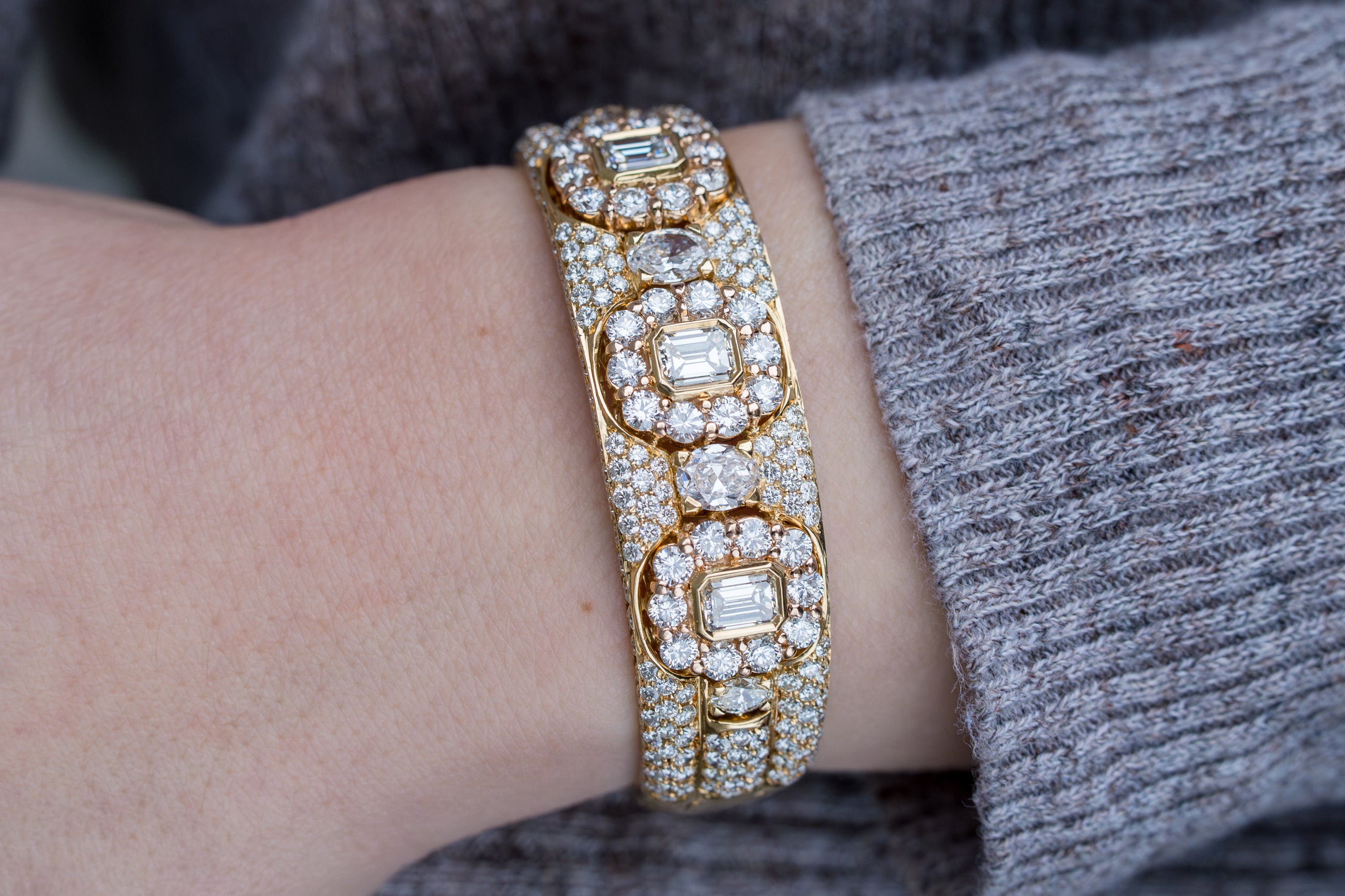 Emerald, Oval & Brilliant-Cut Diamond Bangle Bracelet | 18k Yellow Gold