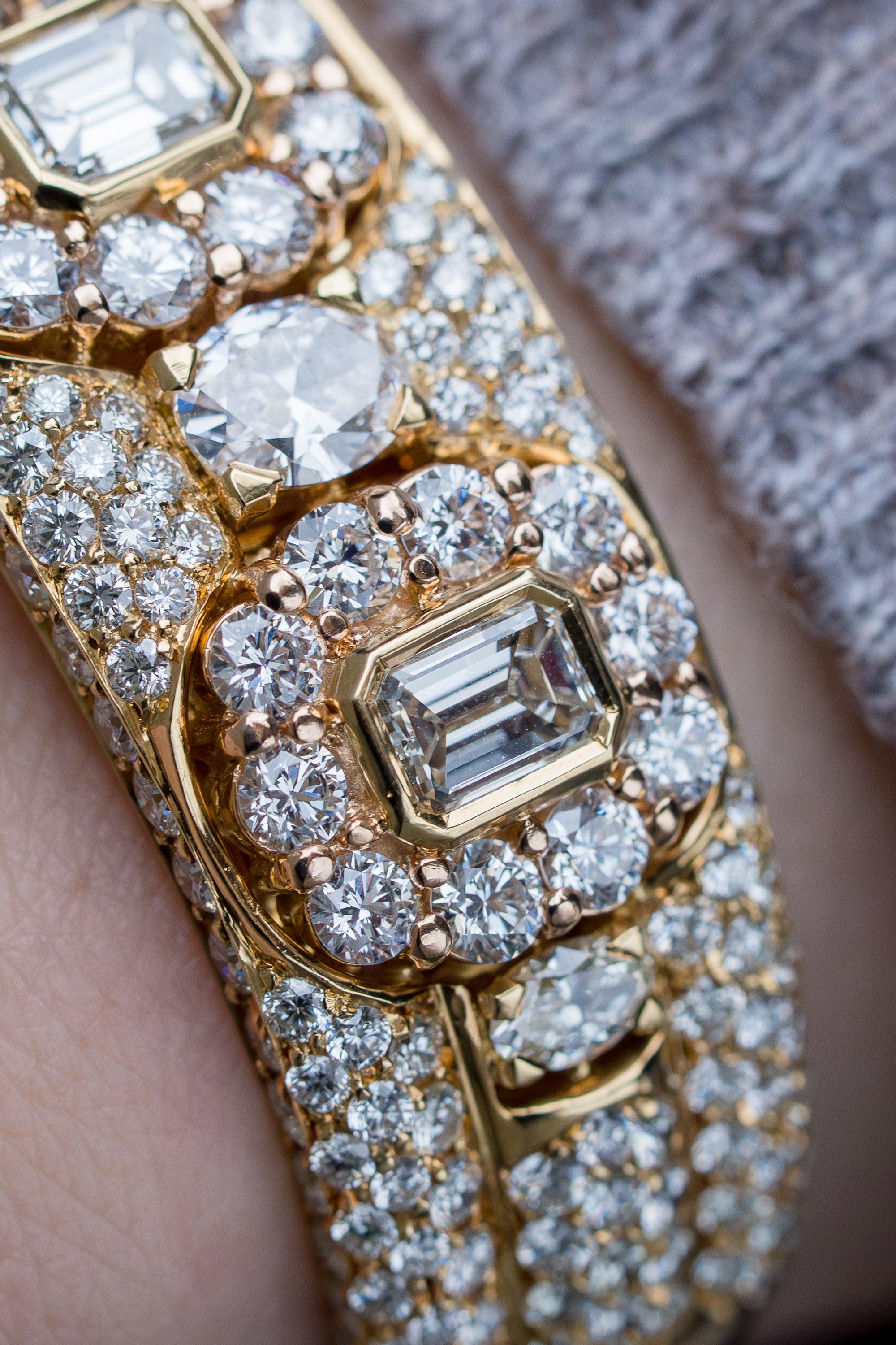 Emerald, Oval & Brilliant-Cut Diamond Bangle Bracelet | 18k Yellow Gold