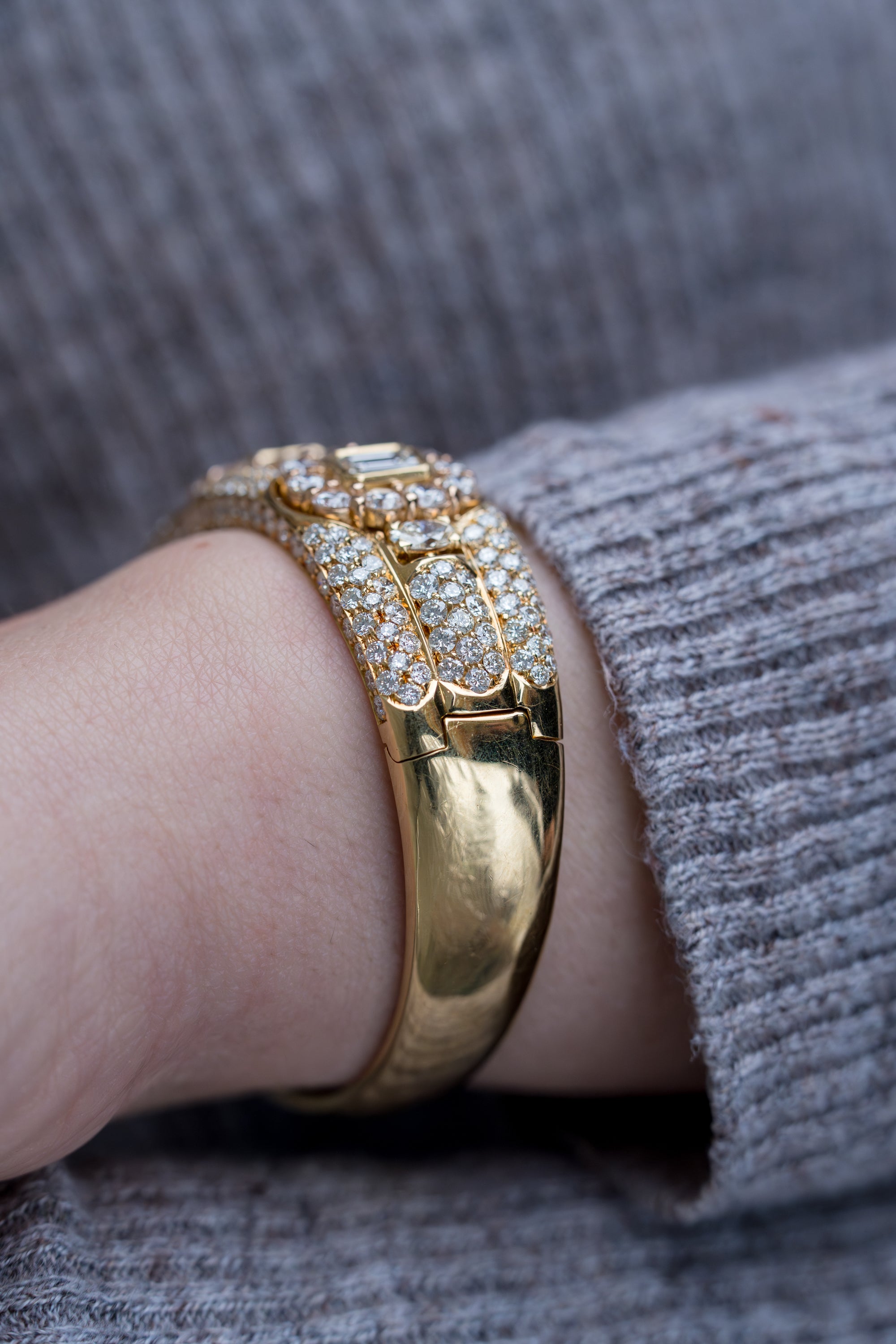 Emerald, Oval & Brilliant-Cut Diamond Bangle Bracelet | 18k Yellow Gold