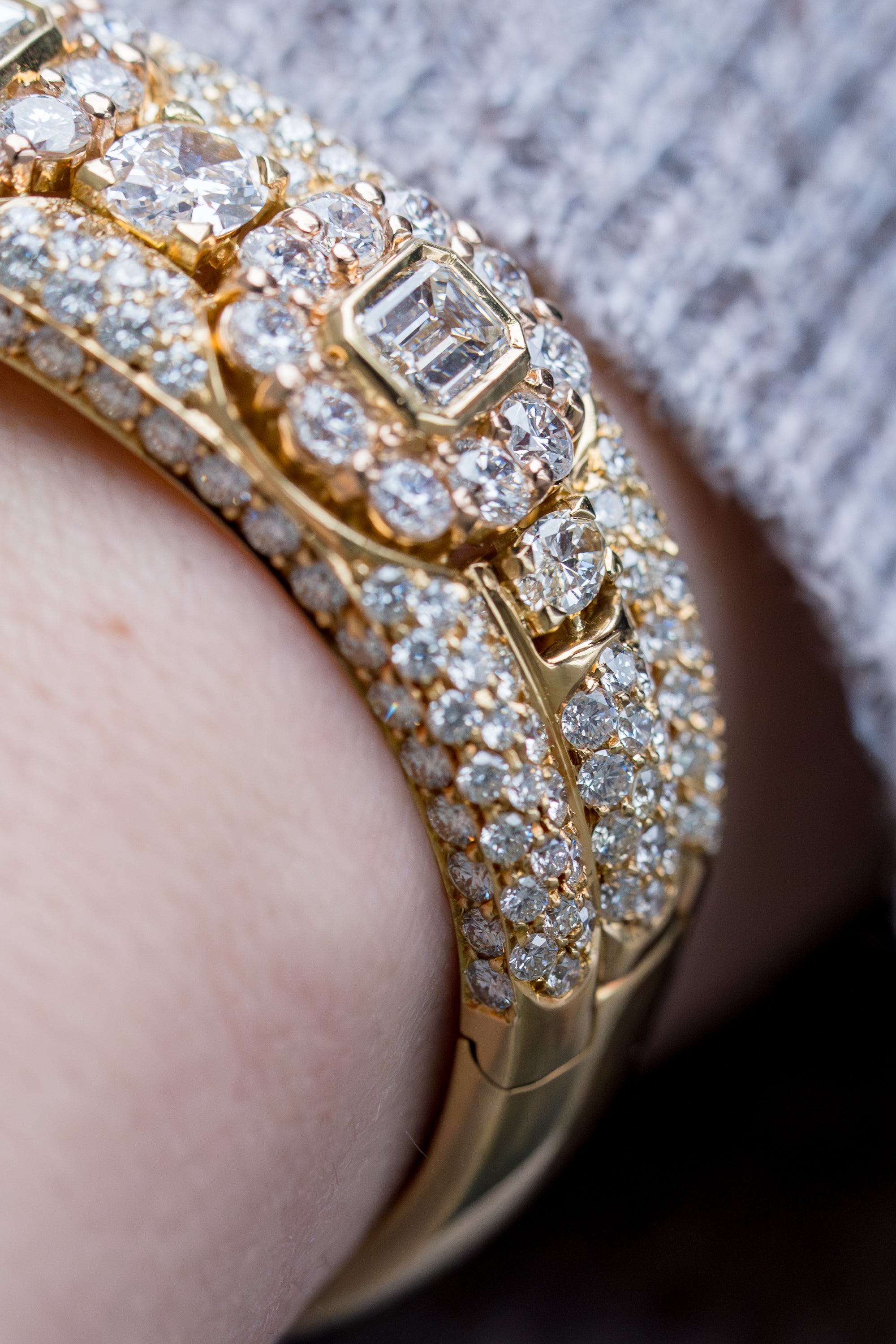 Emerald, Oval & Brilliant-Cut Diamond Bangle Bracelet | 18k Yellow Gold