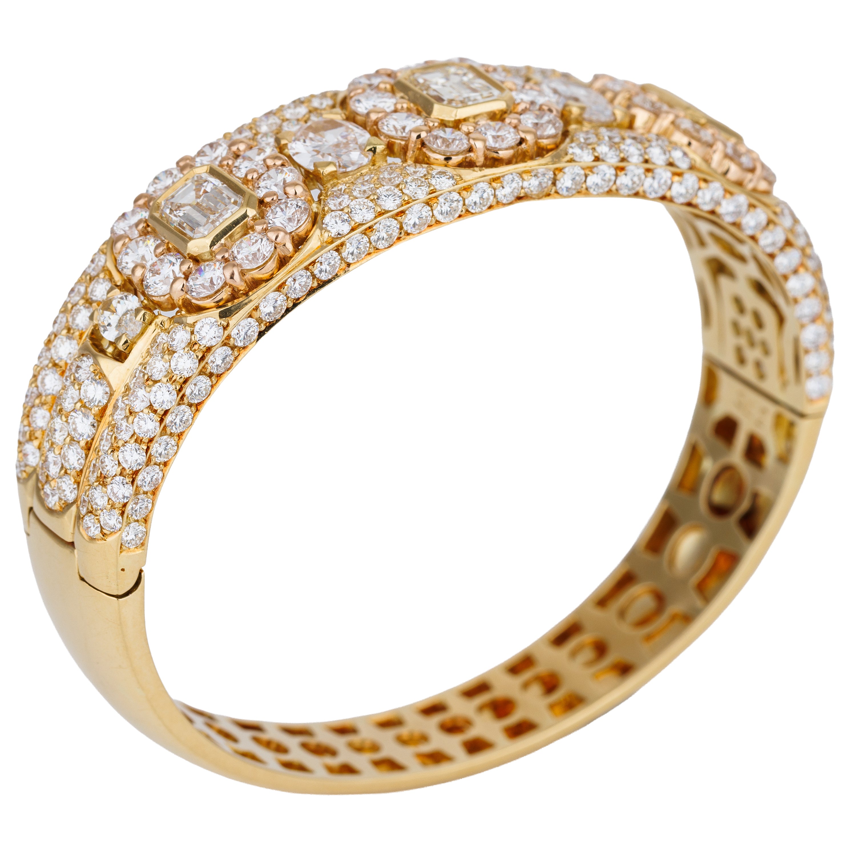 Emerald, Oval & Brilliant-Cut Diamond Bangle Bracelet | 18k Yellow Gold